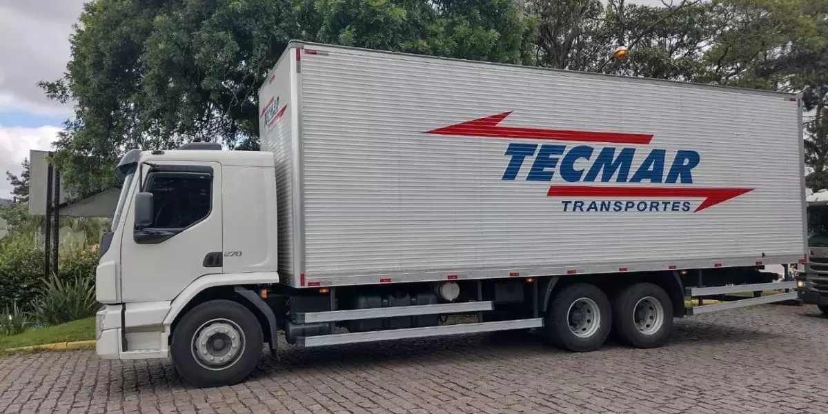 Caminhão Truck da empresa Tecmar Transportes