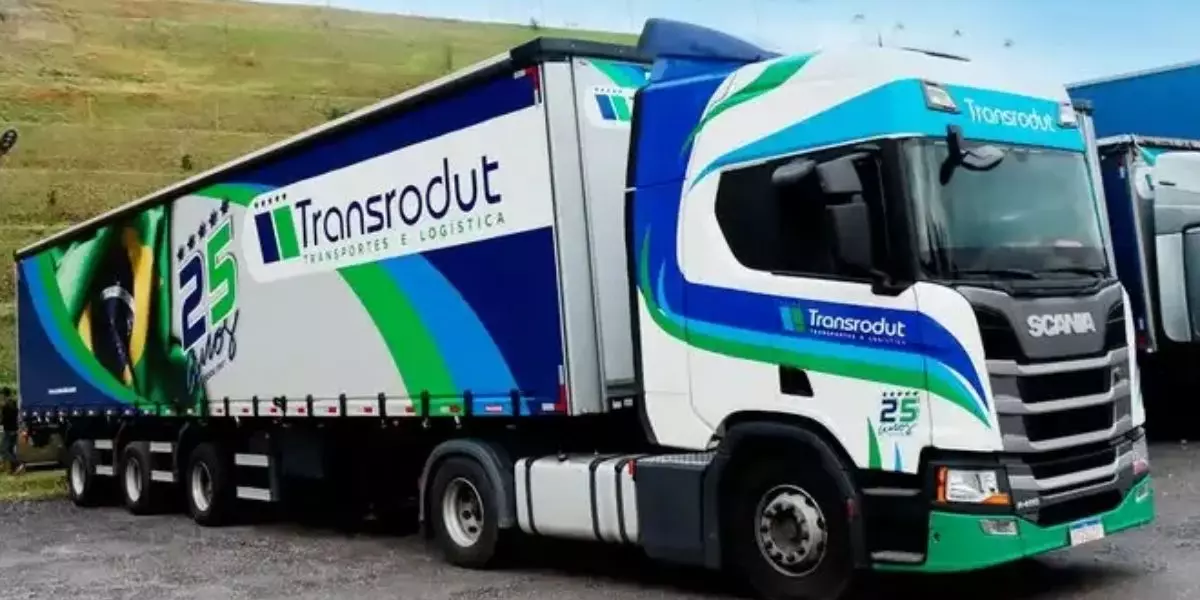 Carreta da empresa Transrodut
