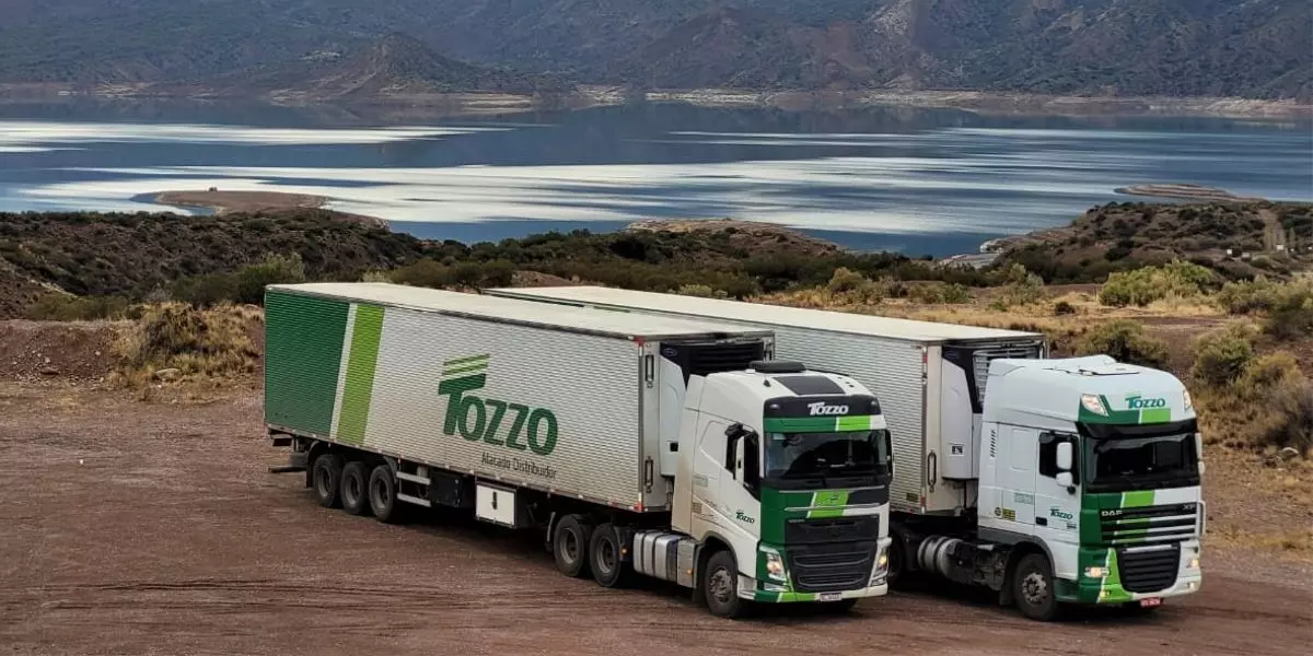 A foto mostra duas carretas da Transportes Tozzo