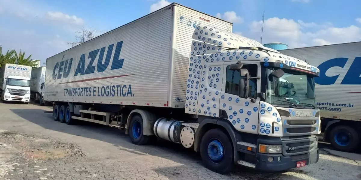 Carreta da Céu Azul Logística e Transportes