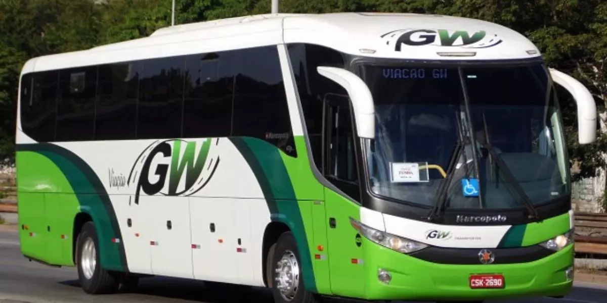 A foto mostra um ônibus da GW Transportes