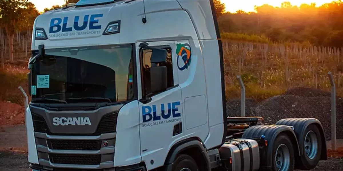 Carreta da empresa Blue Transportes