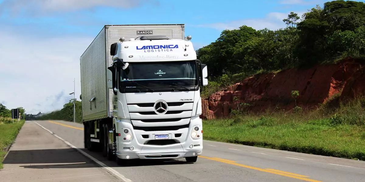 Carreta da frota da empresa Lamonica Logística