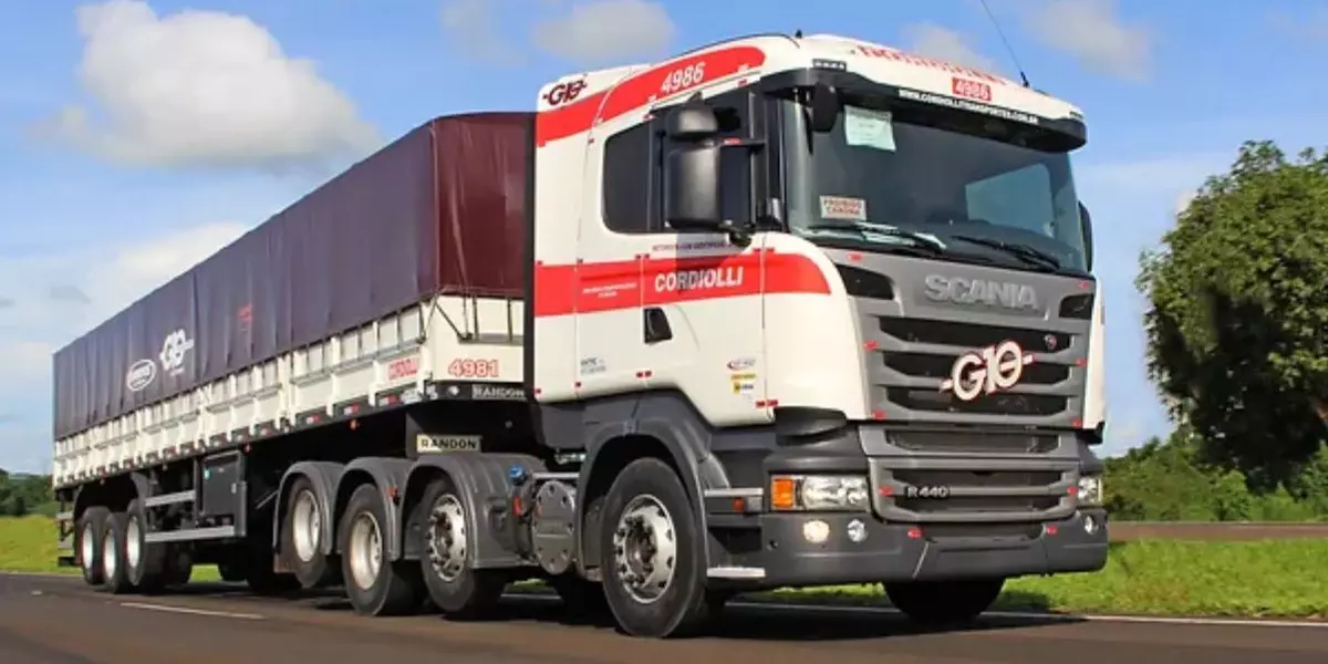 Carreta da frota da empresa Cordiolli Transportes