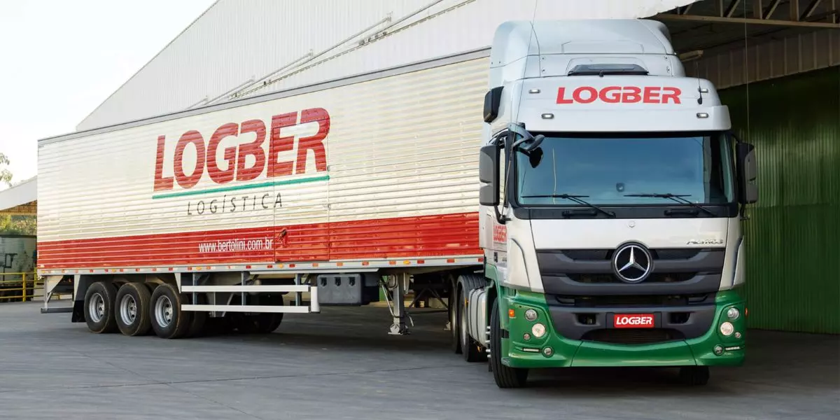 A foto mostra uma carreta da LOGBER Logística