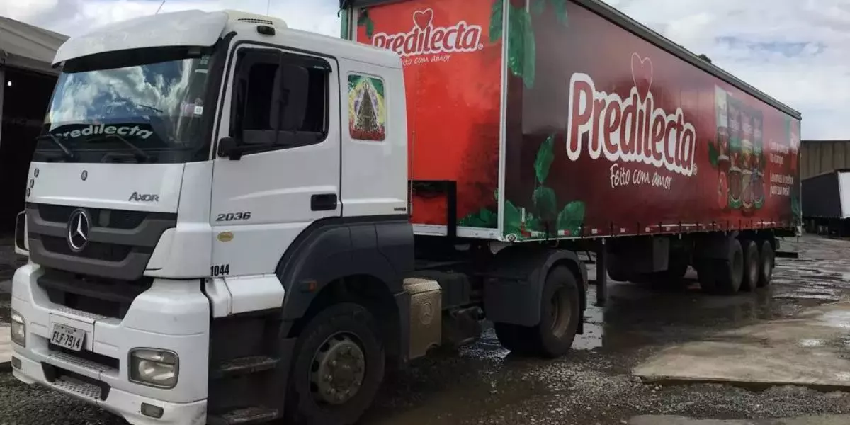A foto mostra um caminhão da Predilecta Alimentos
