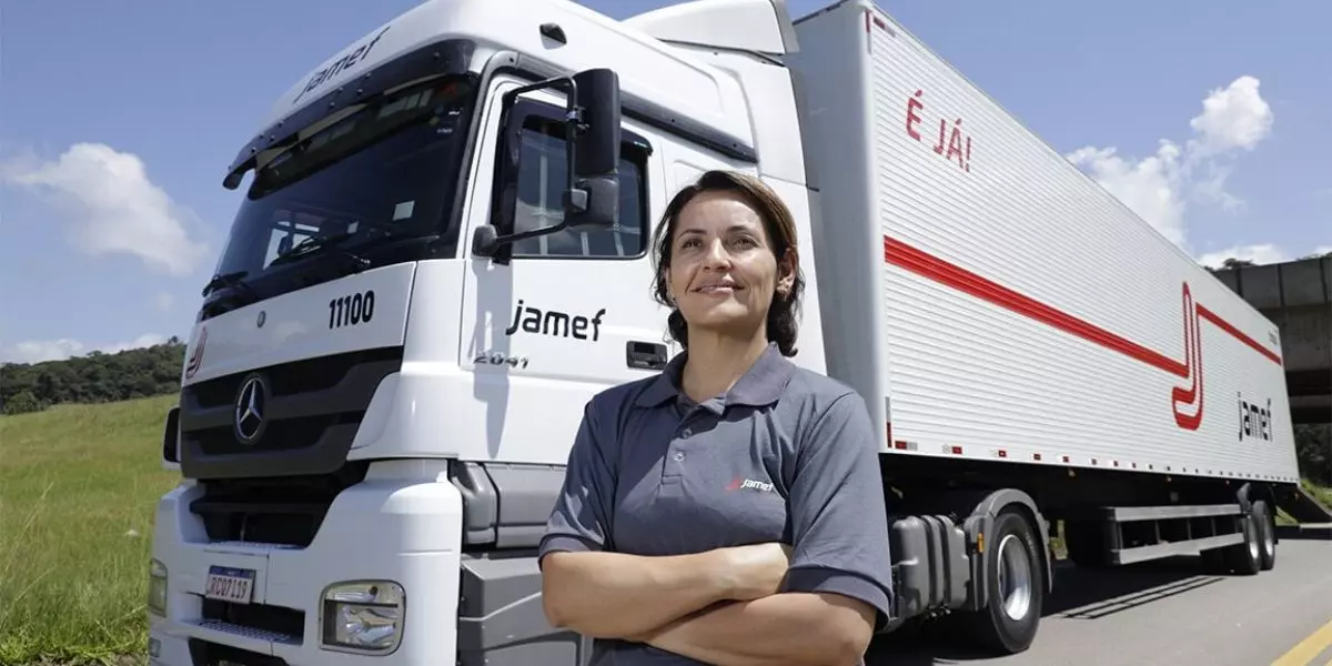 A foto mostra uma carreta da Jamef