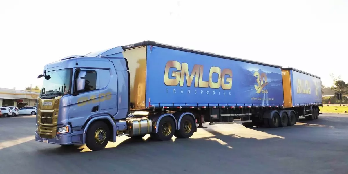 A foto mostra um caminhão da empresa GMLOG
