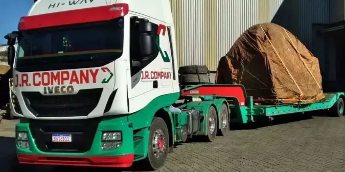 A foto mostra uma carreta prancha da JR Company