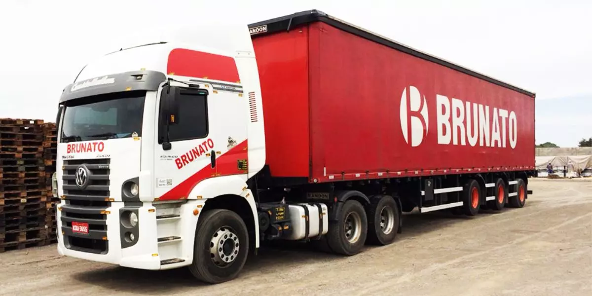 A foto mostra uma carreta da Brunato Transportes