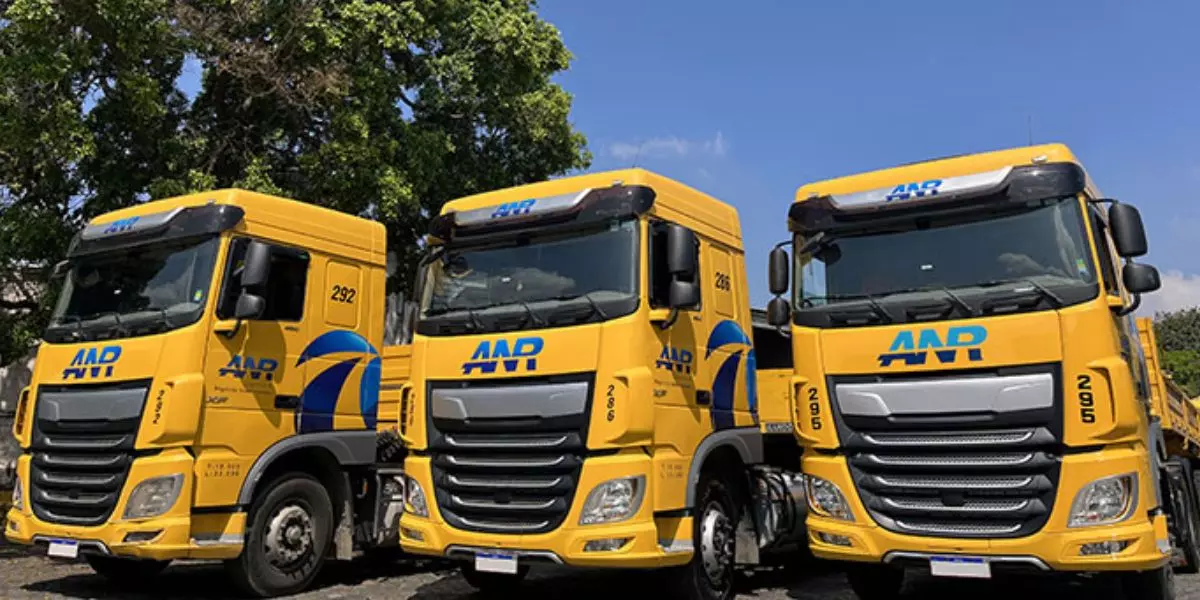 A foto mostra 3 caminhões da ANR Transportes