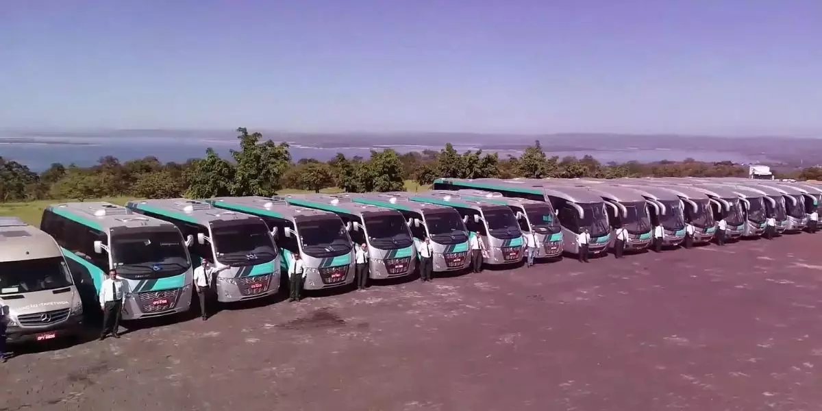 A foto mostra uma frota de ônibus do Grupo CSC