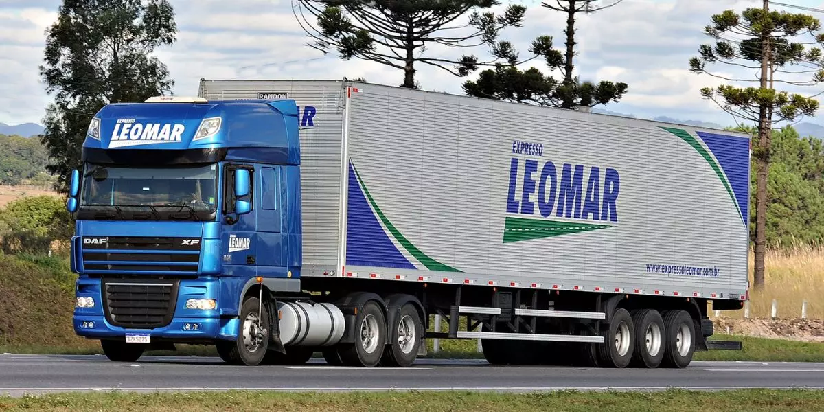 A foto mostra uma carreta da Expresso Leomar