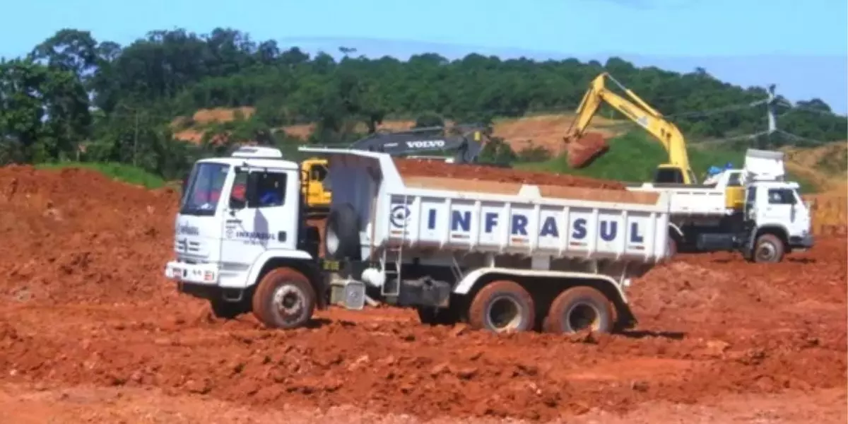 Caminhão da frota da empresa Infrasul Infraestrutura