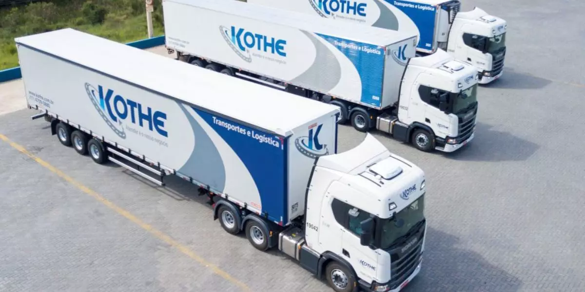 A foto mostra uma frota de carretas da Kothe Transportes