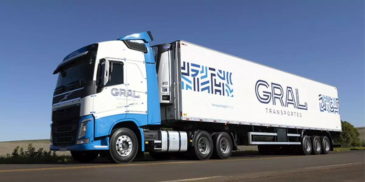 Carreta da frota da empresa Transportes Gral