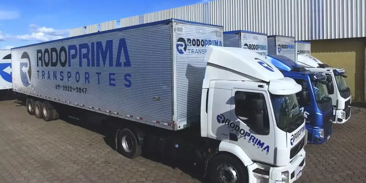 A foto mostra duas carretas da Rodoprima Transportes