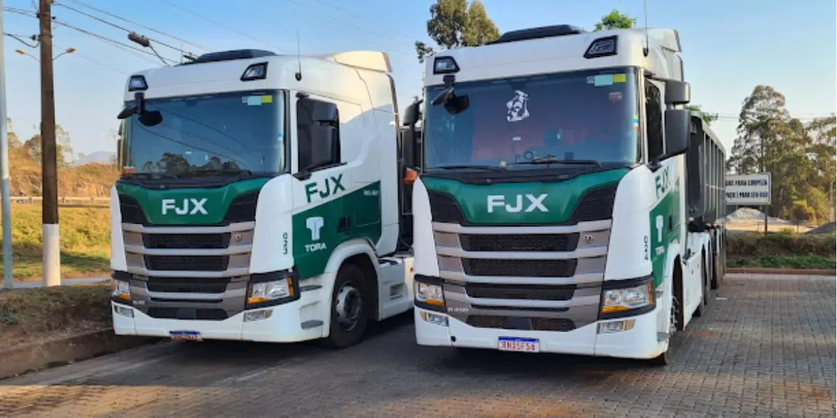 A foto mostra duas carretas da FJX Transportes