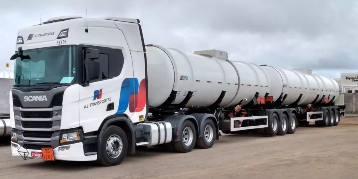 Frota da empresa AJ Transportes