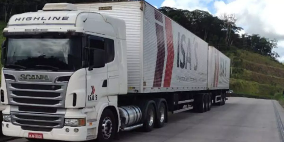 Carreta da frota da empesa Isa’s Transportes