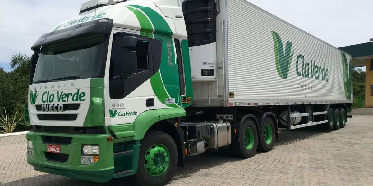 Carreta da frota da empresa CIA Verde Logística