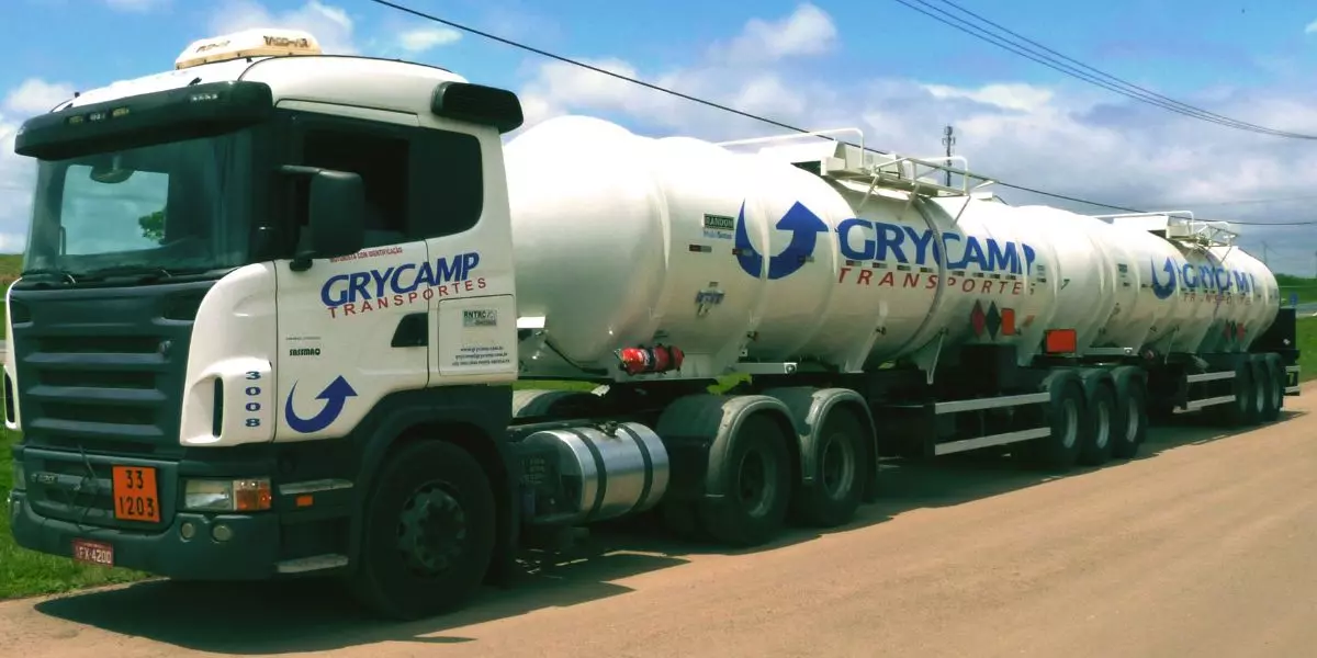 A foto mostra um caminhão da empresa Grycamp