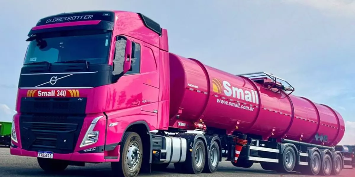 A foto mostra uma carreta da Small Energia e Logística