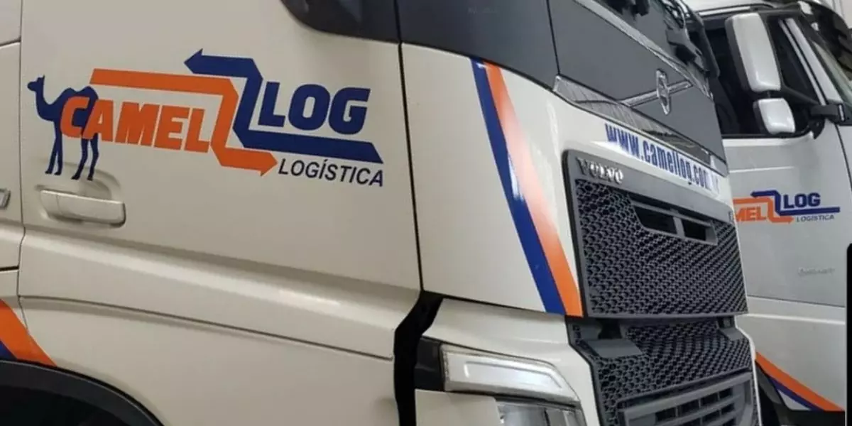 A foto mostra duas caminhões da CAMELLOG Logística