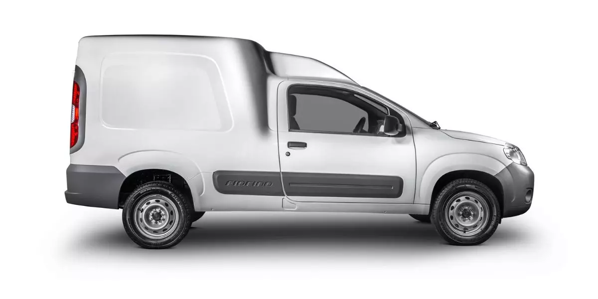 A foto mostra uma fiorino da 3R Fusion Transportes
