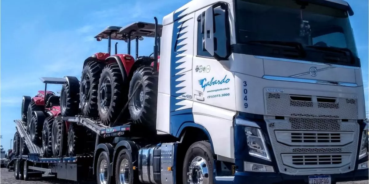 A foto mostra uma carreta cegonheira da Transportes Gabardo
