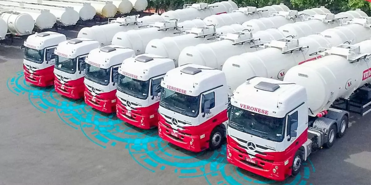 A foto mostra uma frota da Veronese Transportes