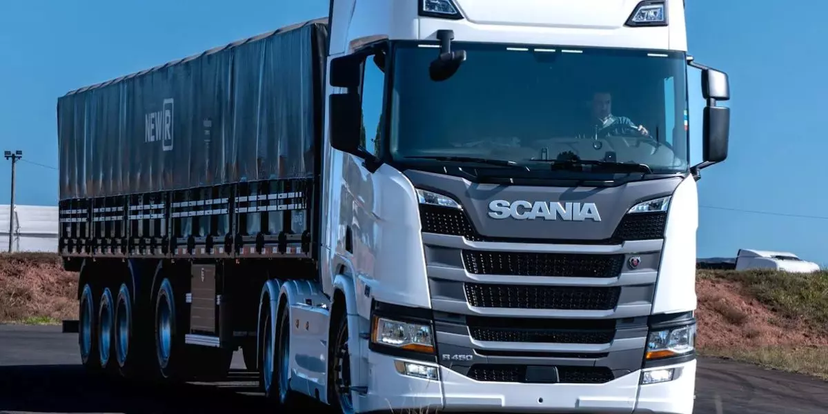 A foto mostra uma carreta da 3R Fusion Transportes
