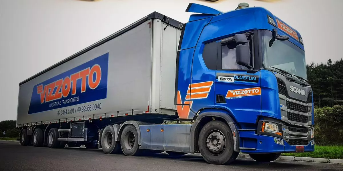 A foto mostra uma carreta da Transportes Vizzotto