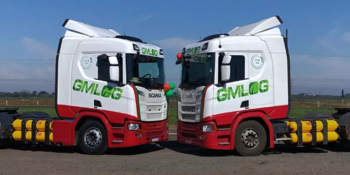 A foto mostra dois caminhões da GMLOG Transportes