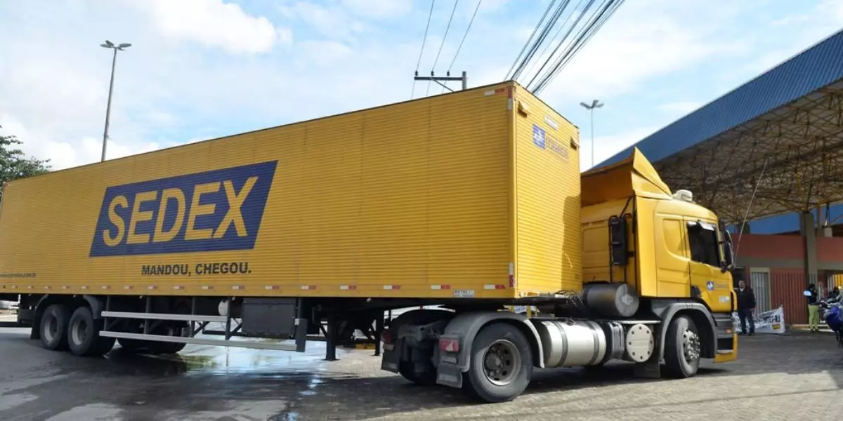 A foto mostra uma carreta da Pujante Transportes