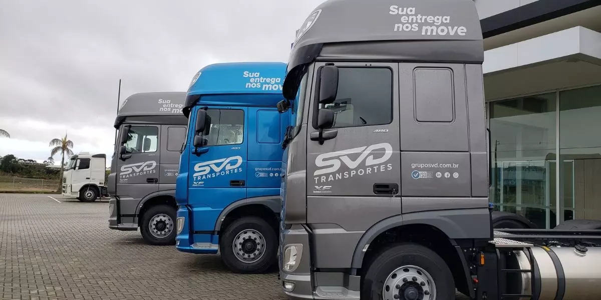 A foto mostra três carretas do Grupo SVD Transportes