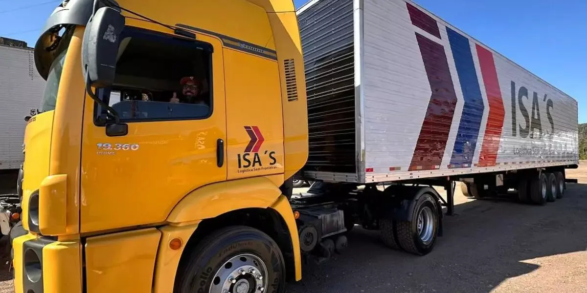 A foto mostra uma carreta da ISA'S Transportes