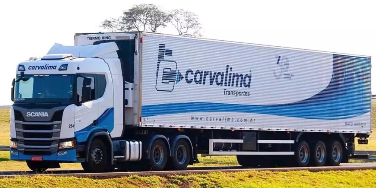 A foto mostra uma carreta da Carvalima Transportes