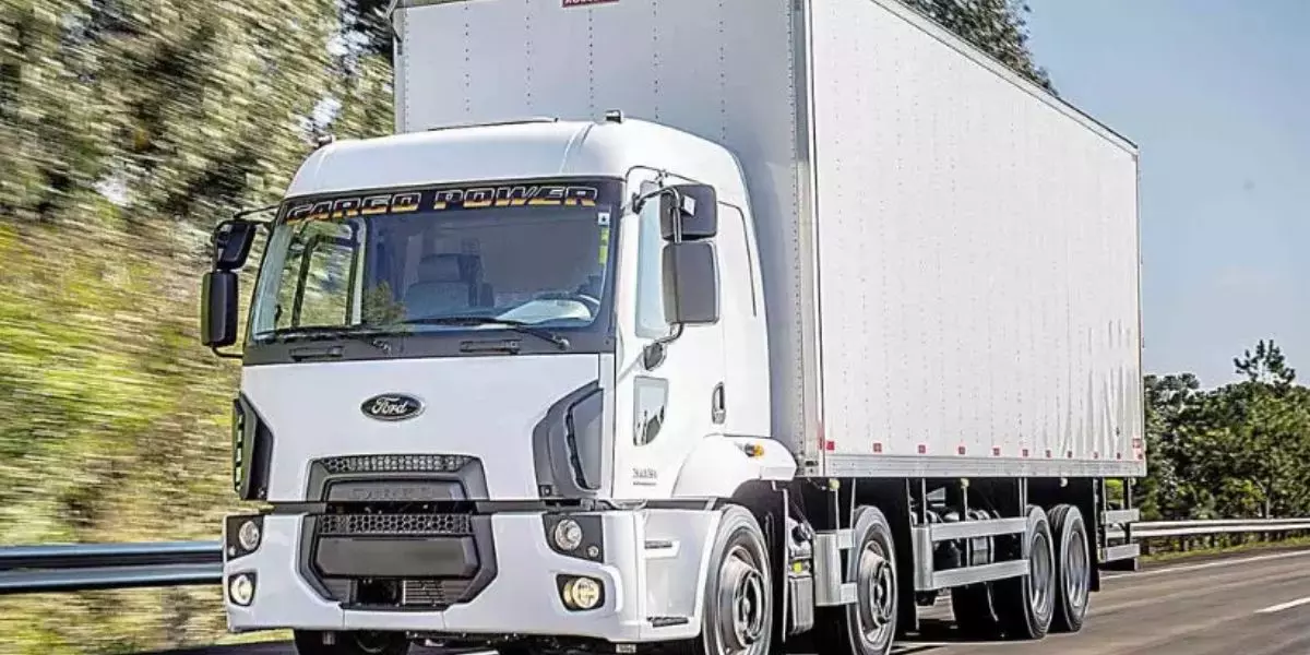 A foto mostra um Truck da Radil Alimentos