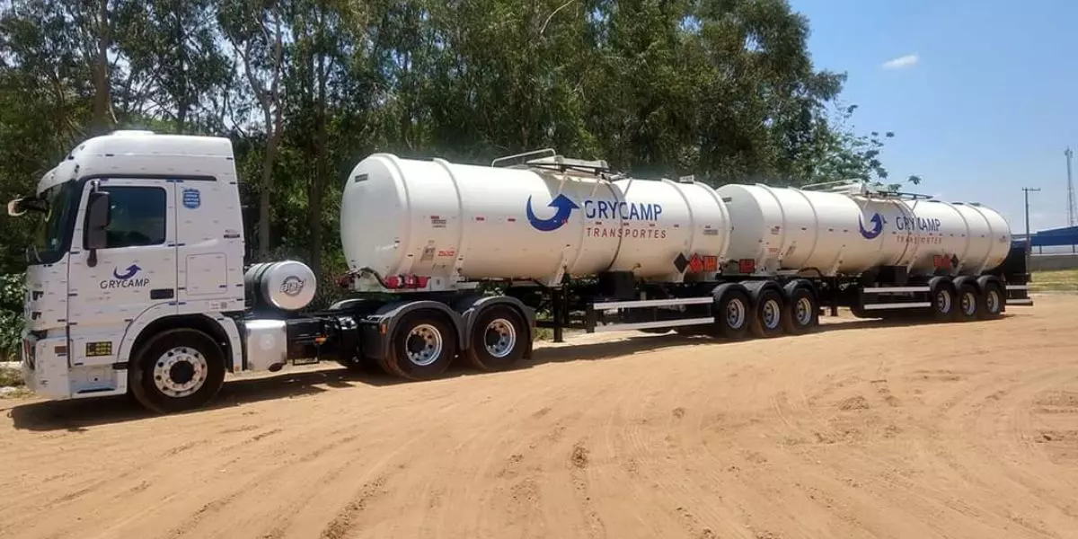 A foto mostra uma carreta da GRYCAMP