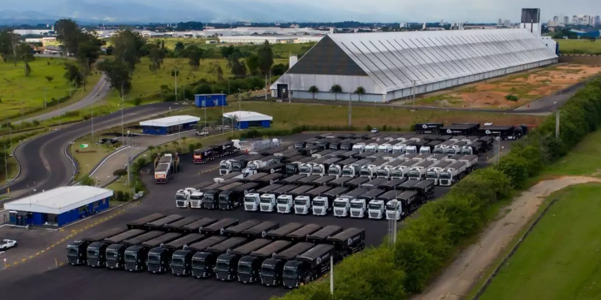 A foto mostra uma frota de caminhões e carretas do Grupo Unimetal