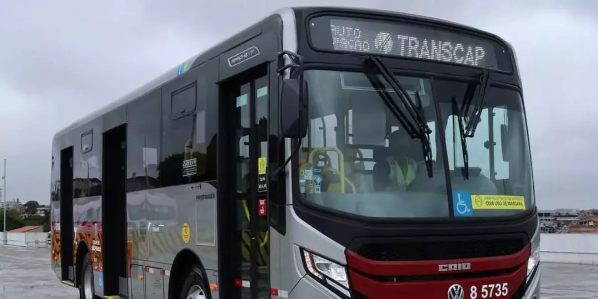 A foto mostra um ônibus da Auto Viação Transcap