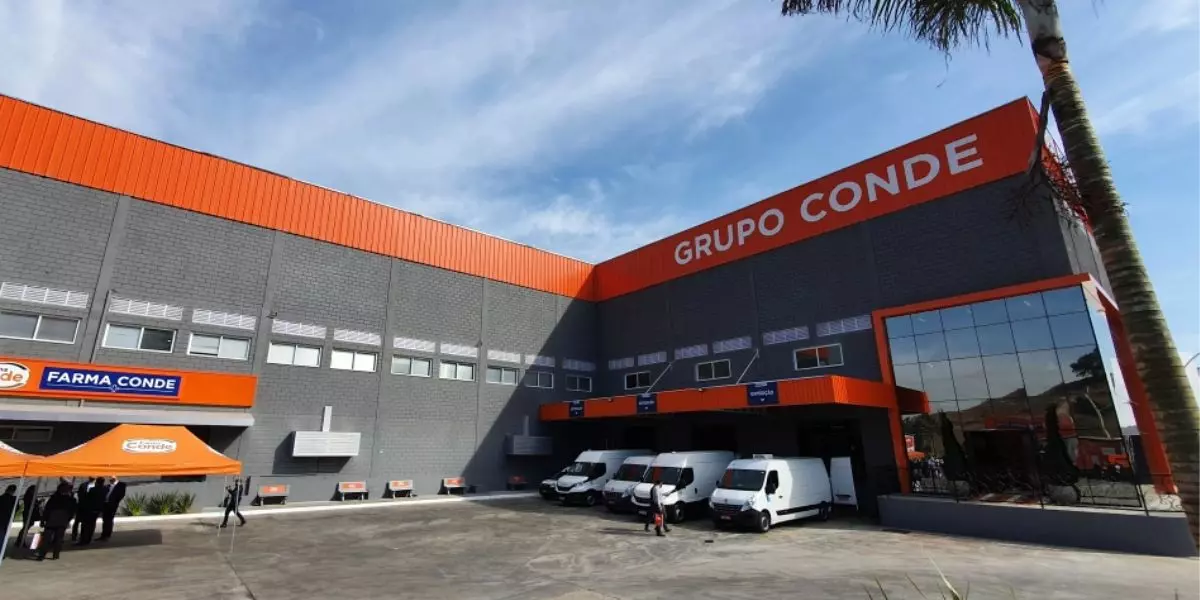 A foto mostra o centro de distribuição e veículos do Grupo Conde