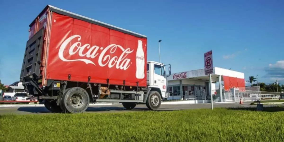A foto mostra um caminhão Truck da Coca-Cola Bandeirantes