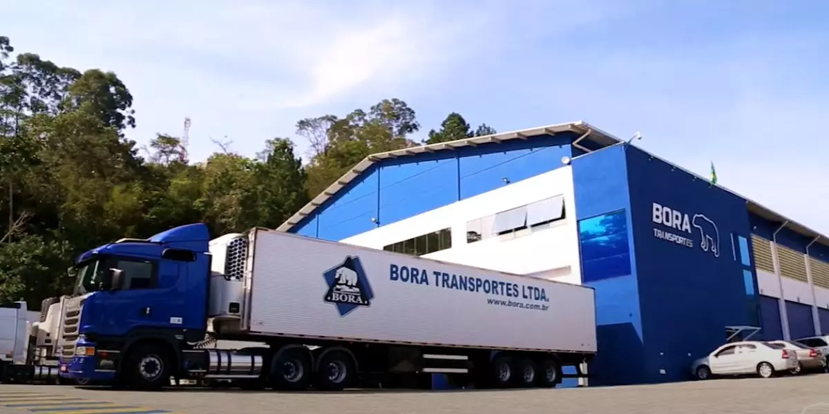 A foto mostra uma carreta da Bora Transportes