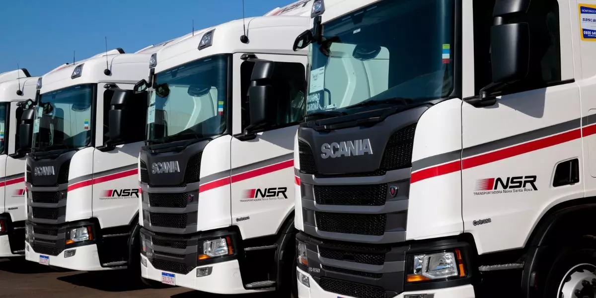 A foto mostra uma frota de carretas da Transportadora NSR