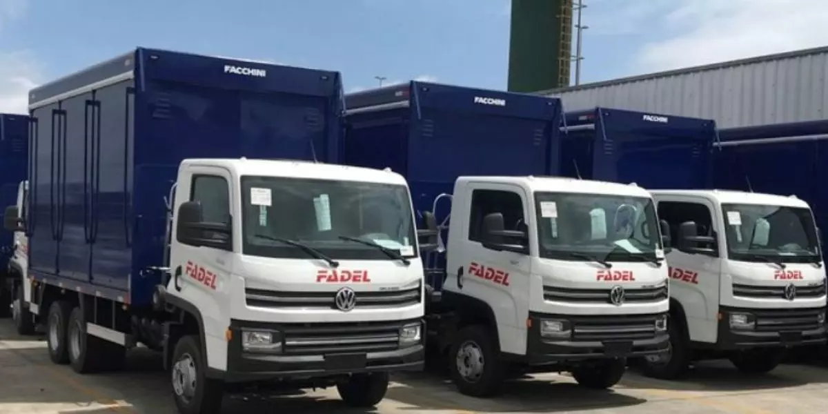 A foto mostra uma frota de caminhões da Fadel Transportes
