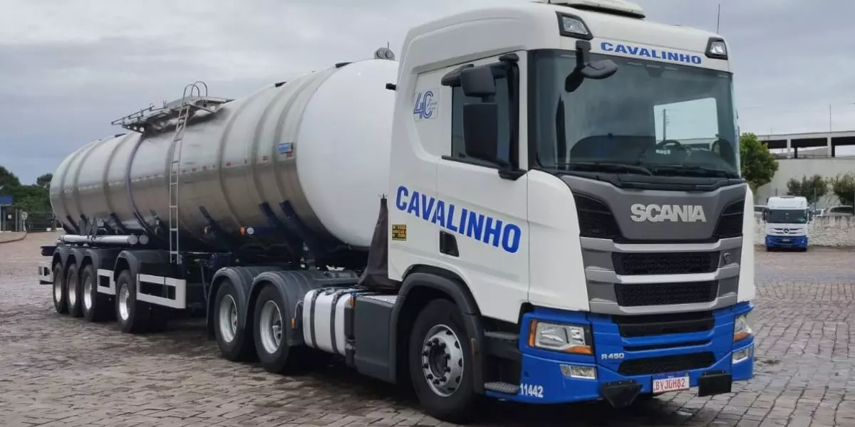 A foto mostra uma carreta da Transportes Cavalinho