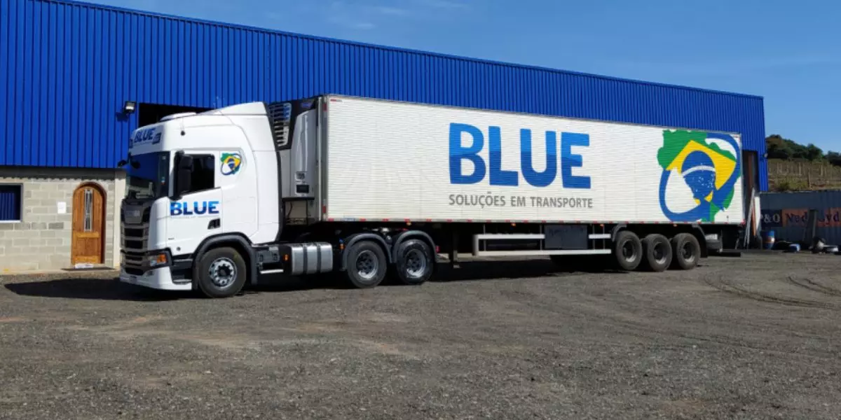 A foto mostra uma carreta da Blue Transportes