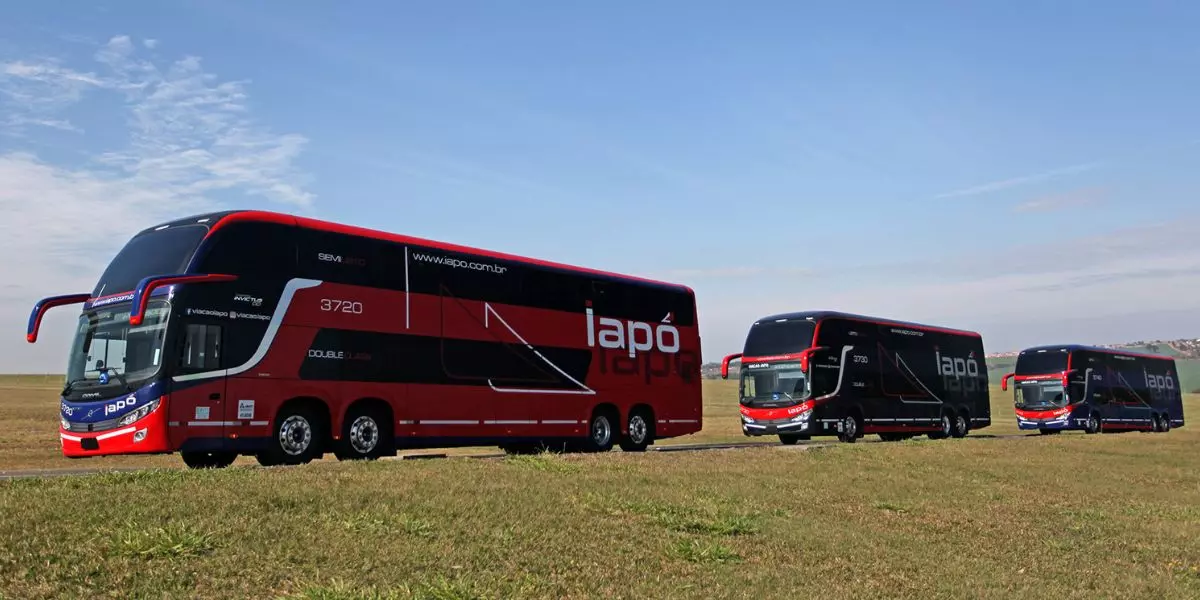 A foto mostra 3 ônibus da Iapó Transportes
